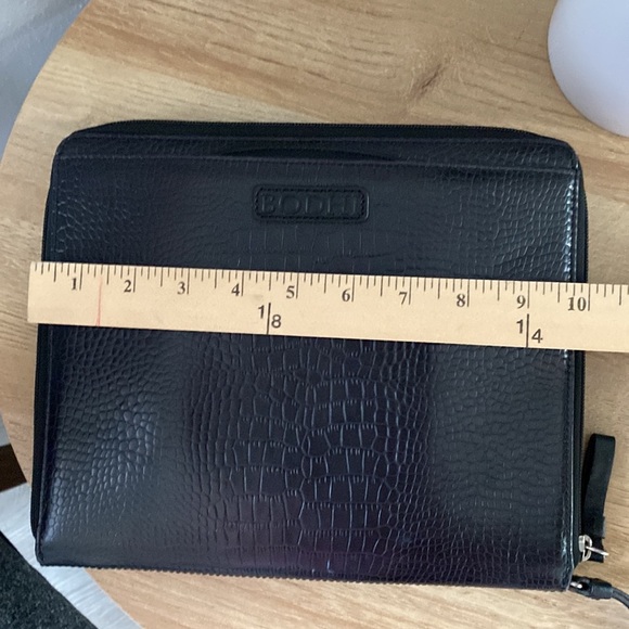 Bodhi Croc Tablet Carrying Case - Picture 10 of 14